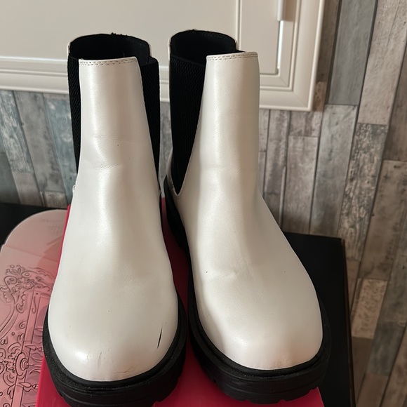 White boots - Picture 2 of 4